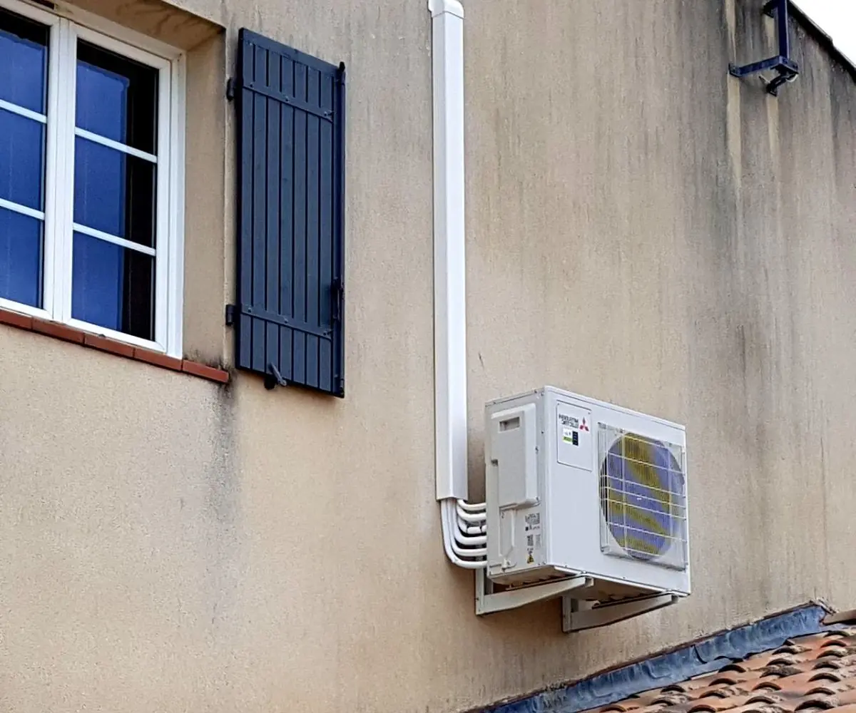 Unité extérieure climatiseur avec cache en façade
