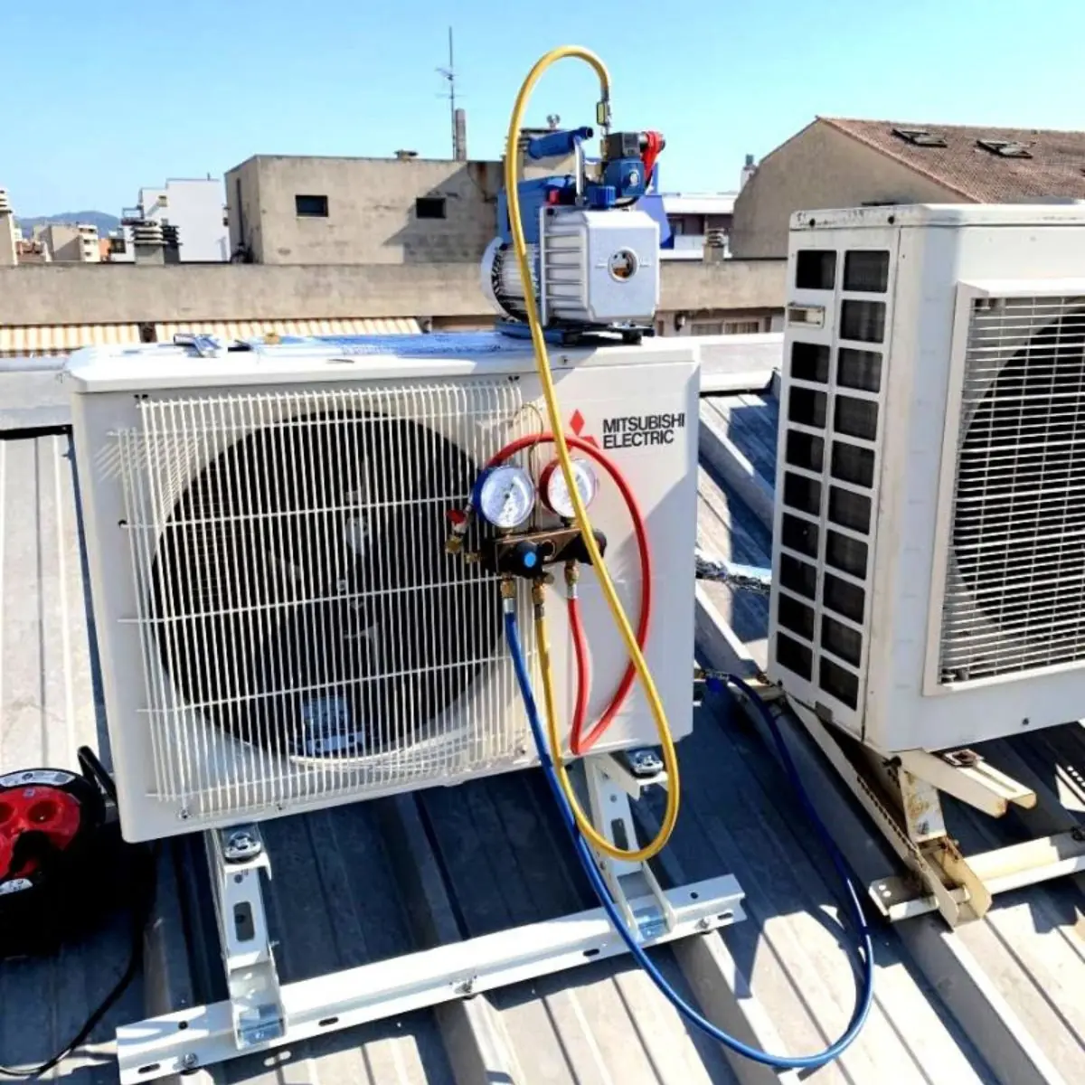 Installateur certifié RGE QualiPAC posant une climatisation sur toiture à Bordeaux