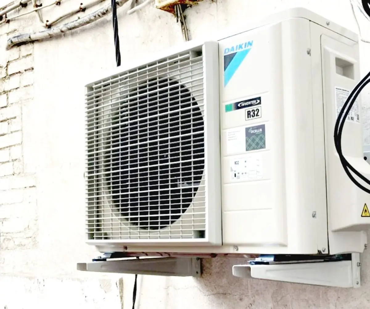 Installation climatisation réversible Daikin sur une maison à Bordeaux pour l'été 2026